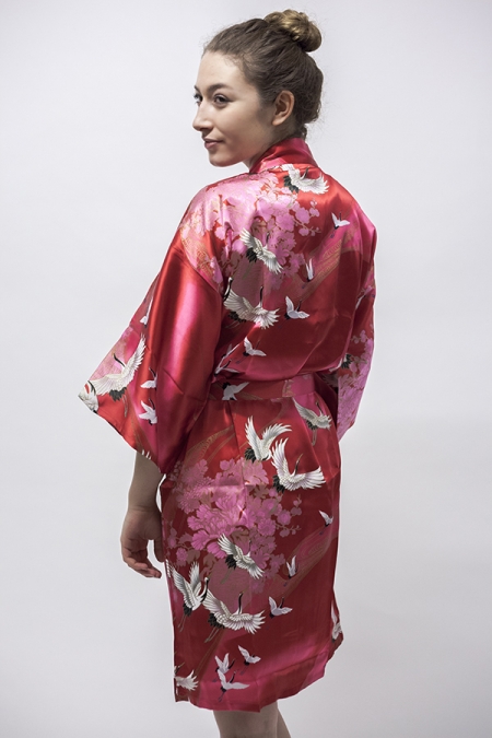 silke kimono Crane with Flowers i rød, udført med det klassiske mønster med trane i flugt på ensfarvet baggrund