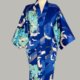kimono Crane with Flowers, kort, blå, udført i bomuldssatin