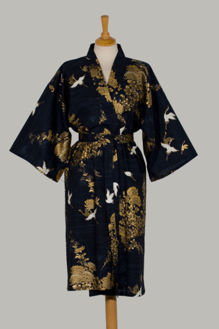 kimono i bomuld mørkblå med gyldne chrysanthemum 3/4 lang