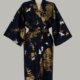 kimono i bomuld mørkblå med gyldne chrysanthemum 3/4 lang