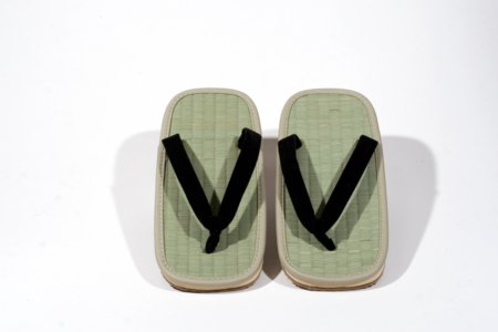 traditionelle tatami zori sandaler med trædeflade i flettet søgræs og blød gummisål