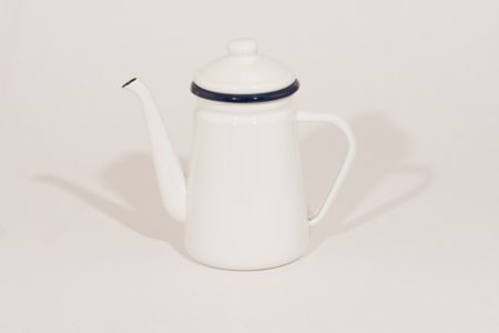 emalje kaffe og tekande, i farven hvid med blå kant, højde 20 cm og rummer 1,0 liter
