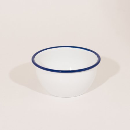 emalje skål lille i farven hvide med blå kant, måler 6 cm i højden og 12 cm i diameter
