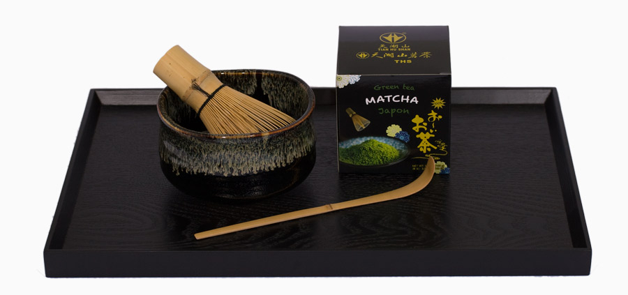 matcha te redskaber bambuspiskeris, te i pulverform og drikkeskåle