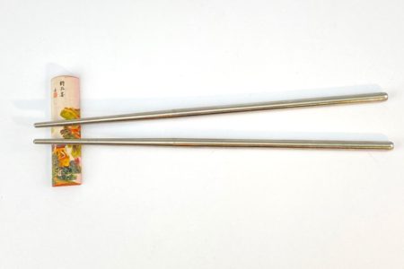 Den Kinesiske Butik fører et bredt udvalg af spisepinde også i metal og lakeret træ