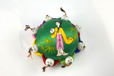 Nålepude med geisha motiv i fire glade farver